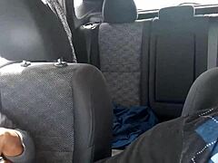 Sfârcurile și burta bunicii tachinate în joacă în mașină