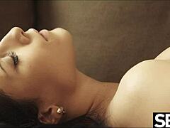 Úžasné lesbičky tančí a pak žravě lížou píčku 😍