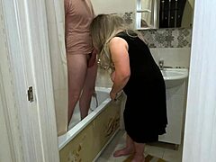 MILF madura punhetou o pau dele no banheiro antes do anal