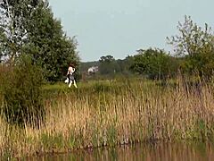 Divoká plážová milf masturbuje mokrou kundičku venku!