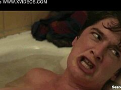 Gaby Hoffmann z Girls 2012-2016 ukazuje velká prsa v horké scéně 😍