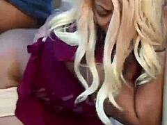 Casal sexy ao ar livre cavalga buceta suculenta grande de quatro