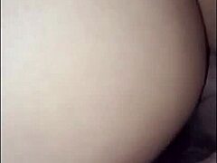 تسللت لغرفة الناضجة للنيك وبعدين صطدت موظفتها لأكتر