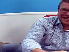 אישה בוגרת מזיינת זר בעוד בעל צופה - דזי פוקס