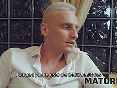 Wanita Russia matang tertangkap dalam pikiran bernafsu sambil dengar lagu. Lengkung gemuk dia goda dalam bilik.