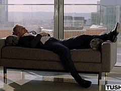 Tushy MILF Syren sukeltaa intohimoiseen anaaliin syvillä öljyttyjen työnnösten kanssa