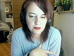 زوجة أبي الإيطالية تتردد في بيجاما كبيرة، تثيرك؟