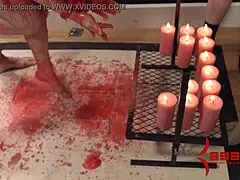 빨간 머리 베이비가 본드리지에서 뜨거운 왁스 견뎌