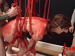 빨간 머리 베이비가 본드리지에서 뜨거운 왁스 견뎌