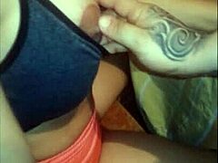 Hé, ik betrapte dit wijf bij sexfilmpjes! Zie haar mijn pik als pro zuigen?