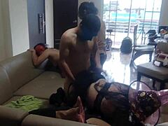 Madrastra cachonda y hijastra tetona folladas en orgía salvaje en casa