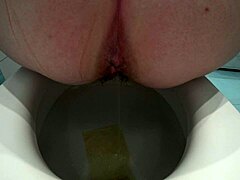 Gizli Kamera Olgun Karının Tüylü Amıyla İşemesini Yakalıyor, Yakın Çekimler.