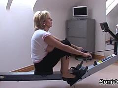 Lady Sonia mondja: Nézd a hatalmas dudáimat, csaló brit MILF vagyok.