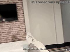 Styvmamma fångade mig spionera i delat hotellrum... vad händer nu?