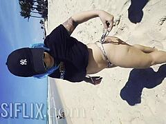 Milf latina e amiga chupando pau em público