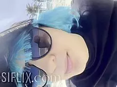 Milf latina e amiga chupando pau em público