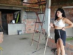 סחטתי את העוזרת שלי ללקק את הכוס הישנה שלי לתענוג. הרגיש כל כך טוב.