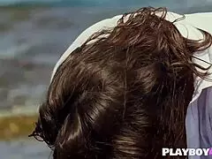 MILF brune sexy danse et striptease en extérieur