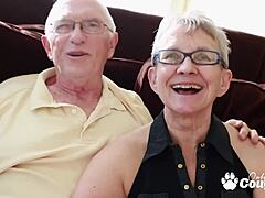 היי סבתא, רוצה לזיין בחור רנדומלי בזמן שהבעל מסתכל?