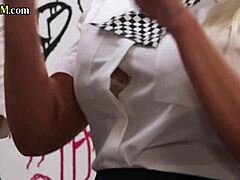 警察熟女在狂野gloryhole群交中主导，用凶猛控制撸鸡巴，完全混乱展开