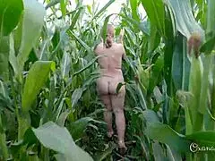 Лучшая милф трясет свою пышную большую жопу