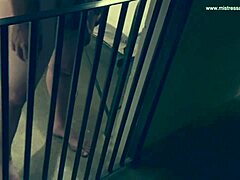 La dominatrice maîtresse april commande l'esclave rose dans un jeu de bondage serré. Son petit homme 18+ obéit à chaque ordre dur.