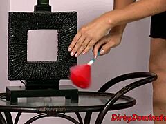 Milf peituda toma controle com dildo anal!