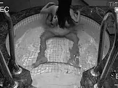 camara de vigilancia capta a esposa infiel en el jacuzzi del hotel con orgasmos