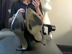 Baru tengok suami dan teman lelaki double penetrate suri rumah horny dalam aksi liar.