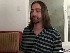 哟，两个黑人家伙操Raquel Sieb，她的绿帽老公看着。