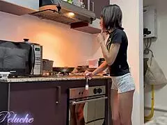 Jebanje: pastorke tresejo rit, pokrito s spermo od očimove ročne špricaje!