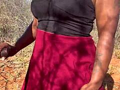 Amo como ebony leva bruto no anal ao ar livre