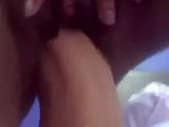 אני לבד משחקת עם הדילדו