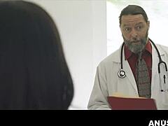 Хей, Дженфър Уайт се навежда за див анален преглед от кура на Джак Вегас! Това е горещо, нали? 🔥