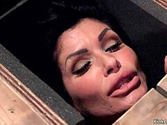 Store patter milf slave knæler for en massiv pik. Hun piskes til dyb hals submission.