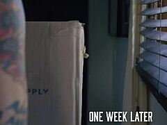 Milf asiática madrasta fez o enteado vestir uniforme militar do padrasto para um momento especial, vínculo familiar único.