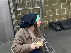 уличная девчонка поймана танцующей голой на публике без стыда