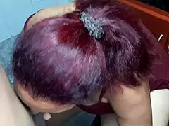 le meto los dedos en el delicioso coño a esta sexy milf en la cocina