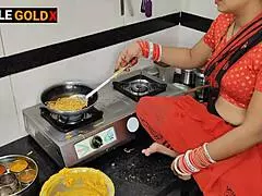 Komal, bana rahi thi namkeen, devar ne Diwali par bhAbhi ko pela