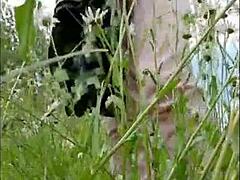 MILF nuda arrapata Angela si masturba in campo di camomilla, piscia anche.