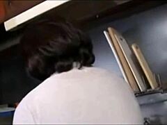 سيدة يابانية ناضجة في مشهد هادئ