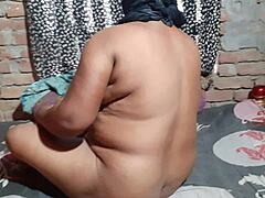 朋友妈妈有诱人小穴等着