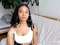 Jasmine cantik main lubangnya dengan vibrator itu, panas gila!