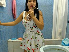 Шокиран виждам заварената си дъщеря да смуче ток. Накарах я да смуче мен, жена ми се присъедини за BDSM!