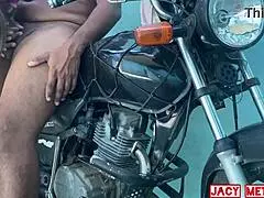 concertou a moto e meteu a piroca