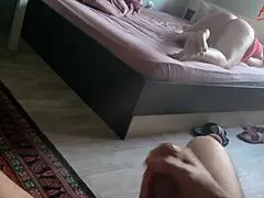 Hej, podívej se na tohle, masturbuju při sledování, jak nevlastní matka masturbuje zblízka.