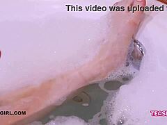 Prachtige brunette geniet van een stomend bad met romige afloop