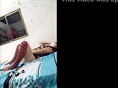 Horny sisko kotipornossa tylsää duunista, rakastaa kun isäpuoli tuijottaa kun se runkkaa äitipuolen sängyssä