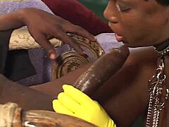 顶级大黑屁股排队激烈操逼第二部，特色女上位和深喉