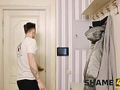 Wow, Shame4k vörös hajú milf rázza a harisnyát forró kutyapózban! 😍